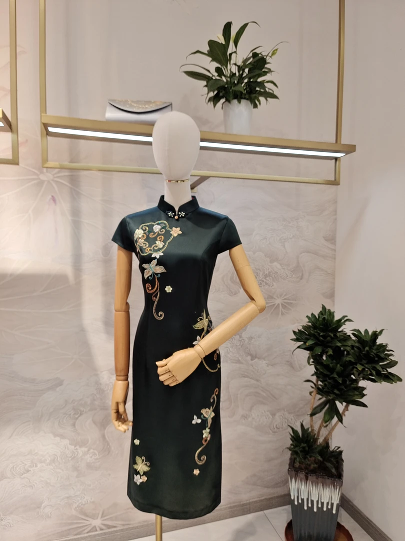 高端中长款绣花旗袍