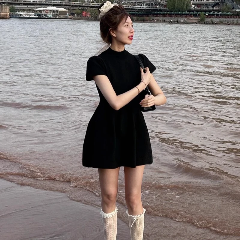 南法度假风黑色连衣裙小个子显高短裙气质收腰蓬蓬裙赫本风小黑裙