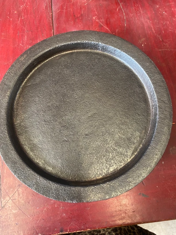 铁隔热盘一个，造型漂亮，做工精细，厚重，结实耐用，重3.5斤