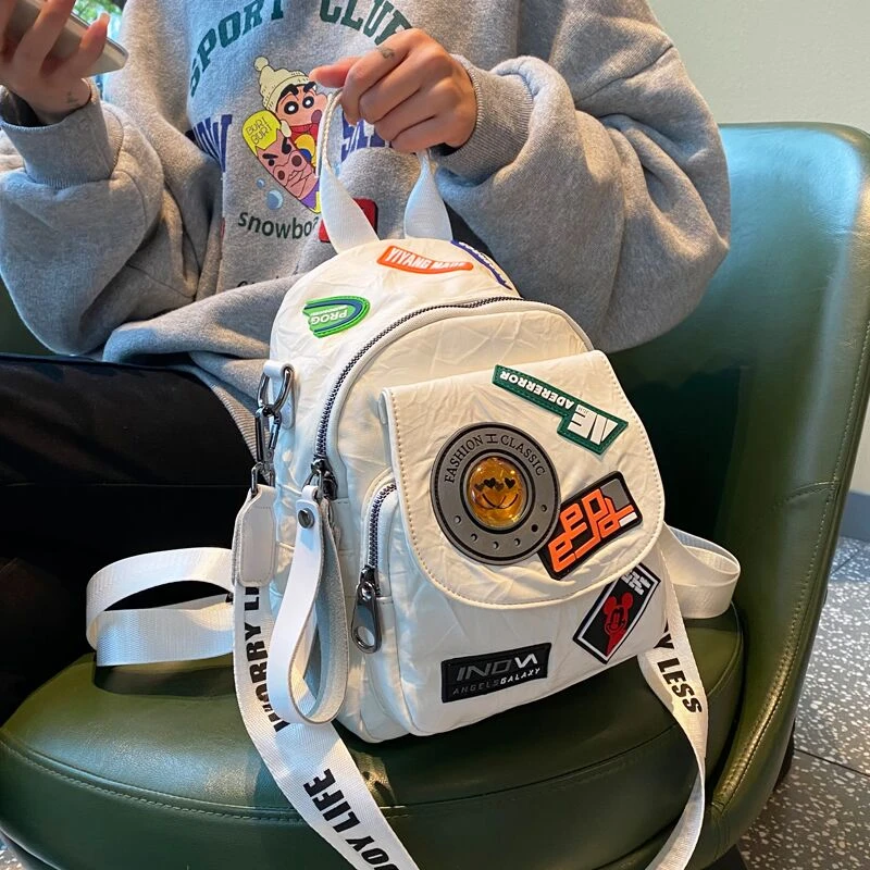 新款2025时尚百搭高级感褶皱徽章真皮双肩包女包复古原宿风背包潮