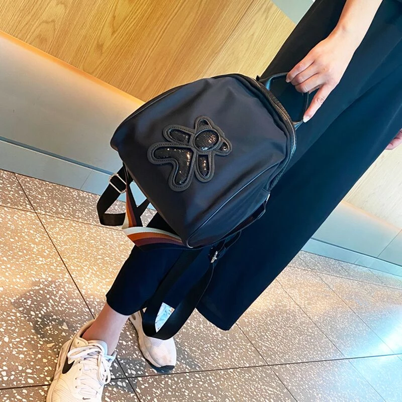 新款2025多功能尼龙布轻便双肩包女包百搭洋气高级感背包旅行包潮