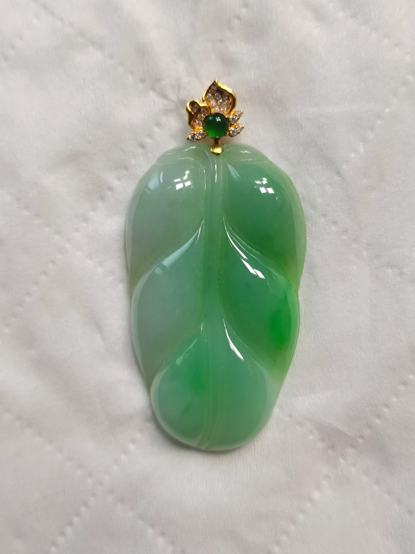 18K金扣飘绿A货翡翠大叶