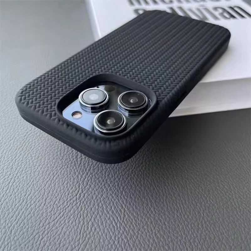 情侣黑白编织纹iPhone15/14promax手机壳苹果13/12防摔11商务软壳