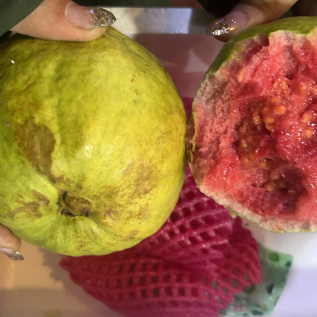 芭乐红心  带果斑 不影响食用 介意勿拍  一箱3.1斤 3粒发