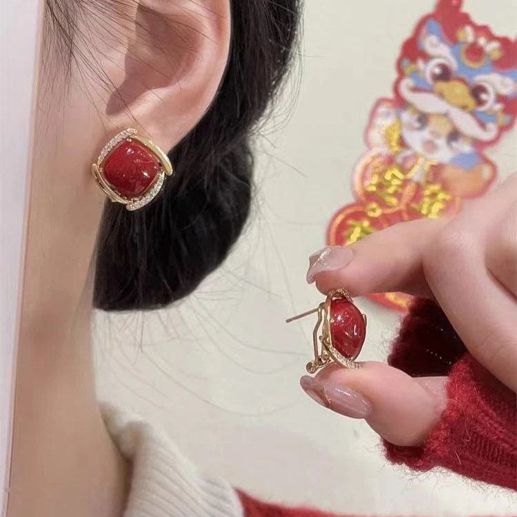 铜合金耳饰 2024新款秋冬氛围感气质显白耳环红色菱形耳钉1810