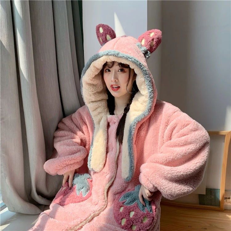 可爱草莓珊瑚绒睡衣女冬季加绒加厚保暖连帽法兰绒睡袍居家服套装