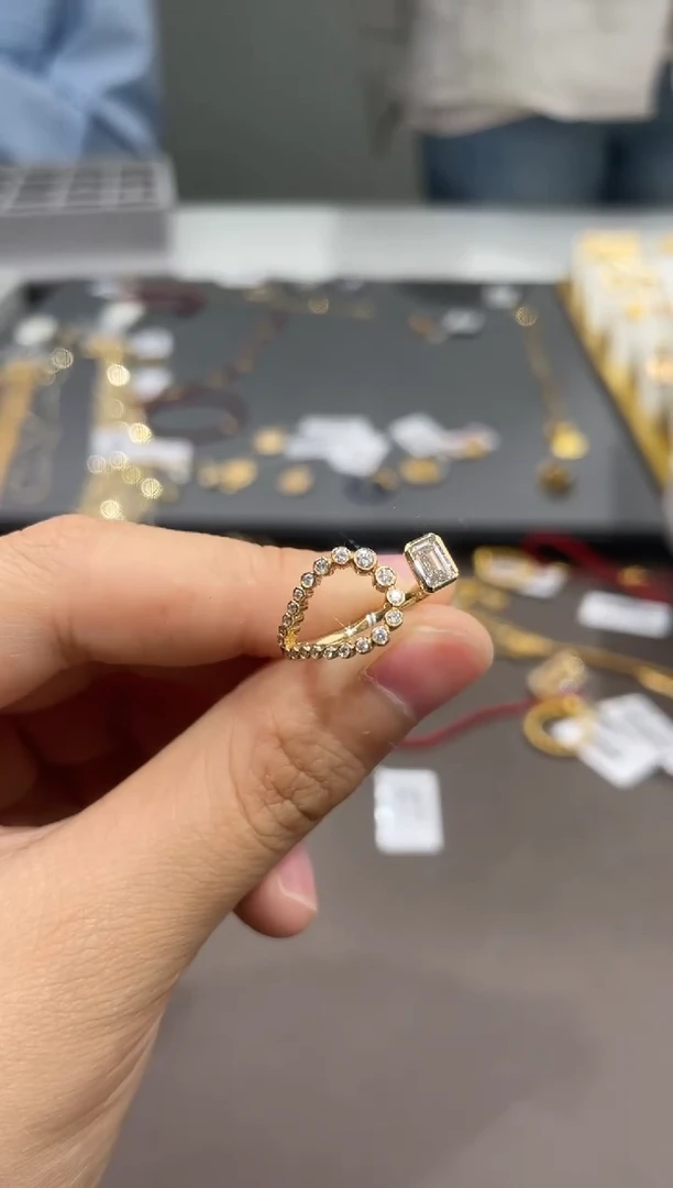 【闪购商品】钻石戒指18K金镶嵌TA1006-1620-518