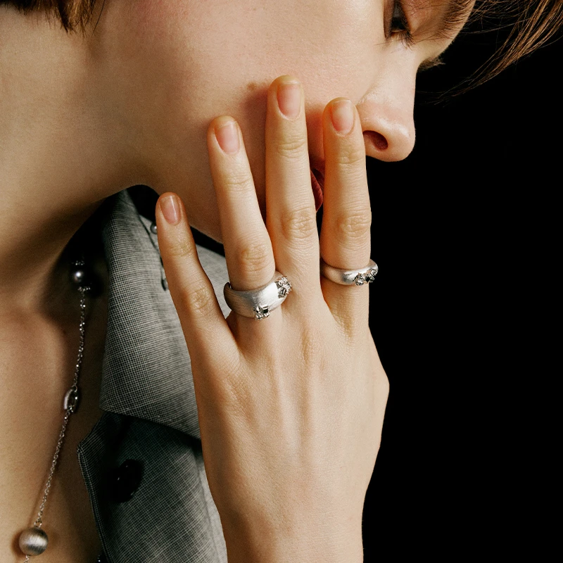 925银戒指 ATELIERSO倪索 24AW KARAT 系列-碎克拉拉丝方形宽戒