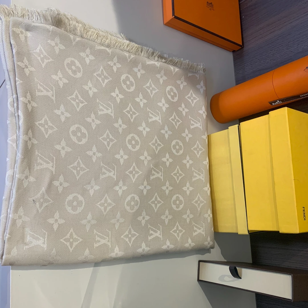 99新 LouisVuitton/路易威登 满印印花双面灰色女士保暖丝巾秋冬