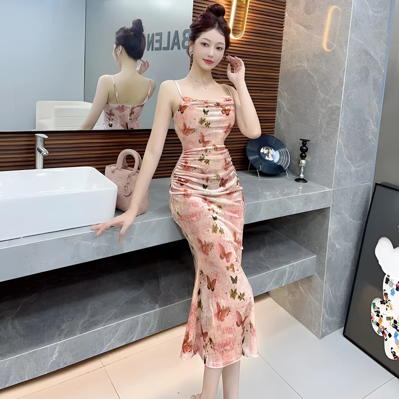 法式设计感复古御姐气质显瘦包臀裙纯欲风性感秋季丝绒吊带连衣裙