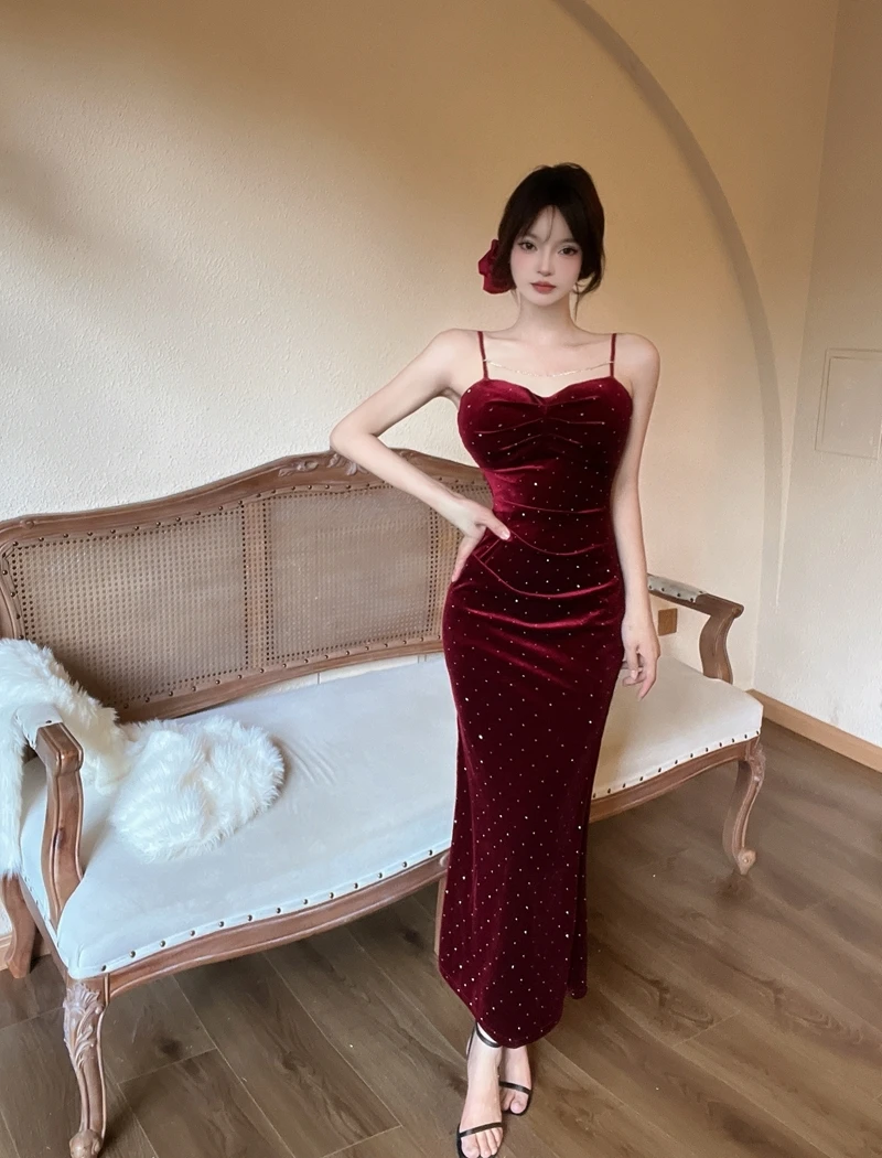 法式复古闪闪性感纯欲风秋季一字领气质显瘦丝绒吊带鱼尾连衣裙女