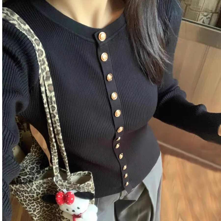 黑色高级感金属扣长袖针织衫女冬季新款软糯修身显瘦内搭打底衫秋