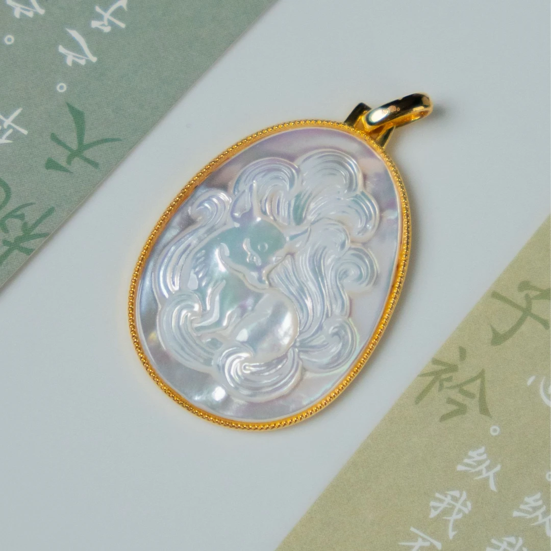 【18K·金】落雁·绝色 白贝母精雕九尾狐全包万能扣