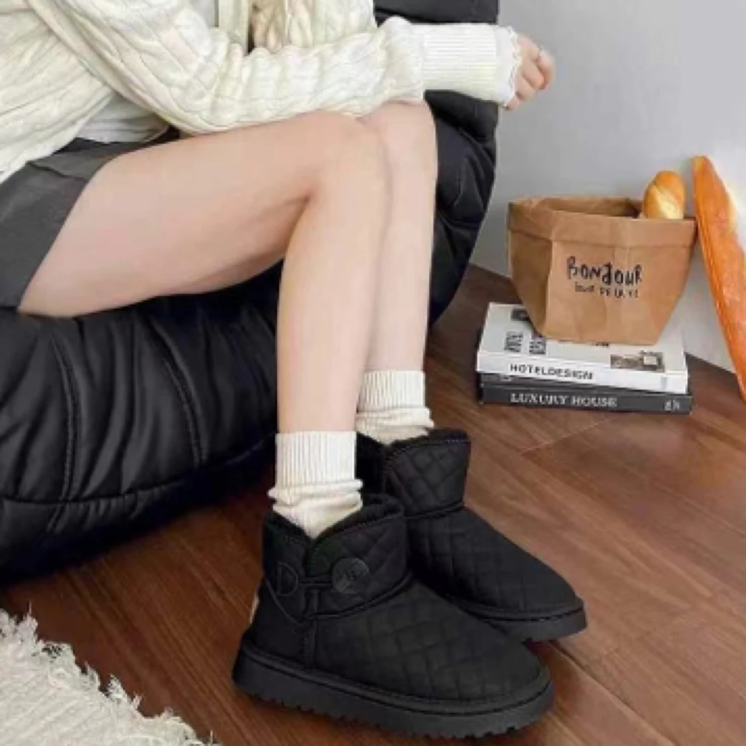 雪地靴冬季百搭加绒加厚防水一粒扣圆头时尚菱格