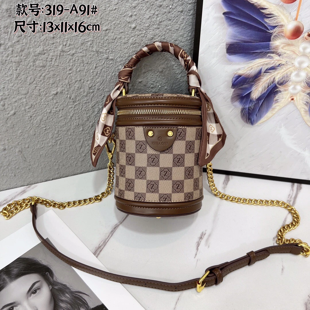 2024新款棋盘格圆筒包31991盐卡色