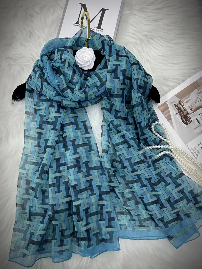 893  优柔纱130x180左右丝巾沙滩巾