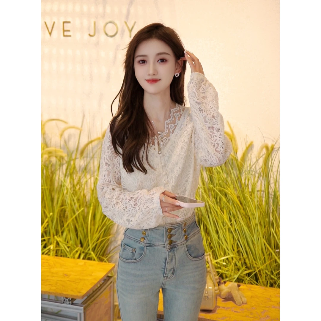 【宠粉浮力】2024年韩版温柔钩花镂空V领长袖蕾丝衫T1316-欧韩穿搭