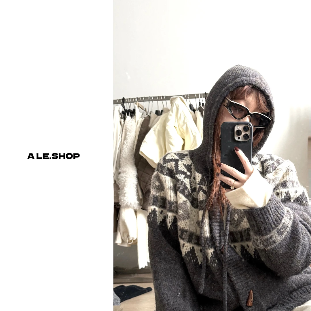 【阿乐家】大码微胖”费尔岛“复古撞色连帽提花牛角扣毛衣