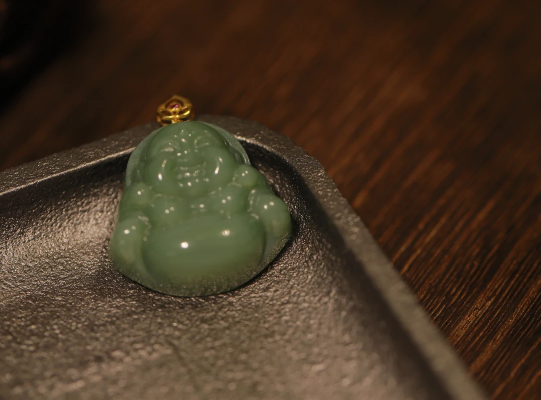 麦麦【万青】天然和田玉粉青佛公+18K金配件 吊坠 多样性发货