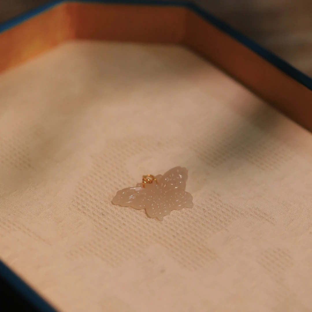 麦麦【沛容沁】天然和田玉藕粉蝴蝶+18K金配件 吊坠 多样性发货其一