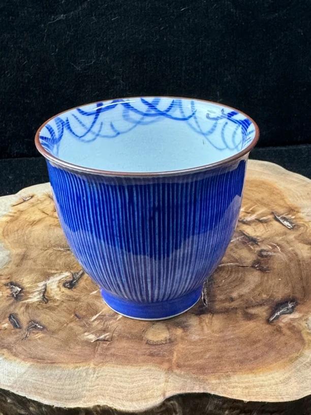 名家孝峰款蓝条纹青花杯。品相漂亮，手感滑润，