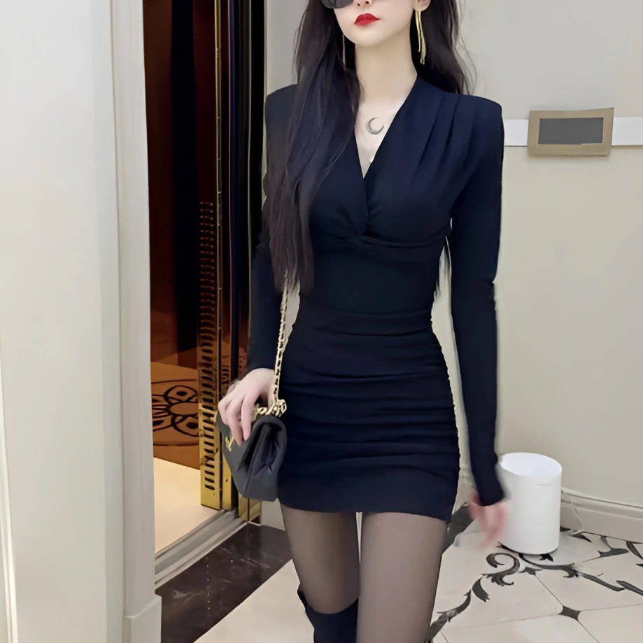 2025秋冬新款气质显瘦长袖连衣裙辣妹设计感黑色修身包臀裙连衣裙