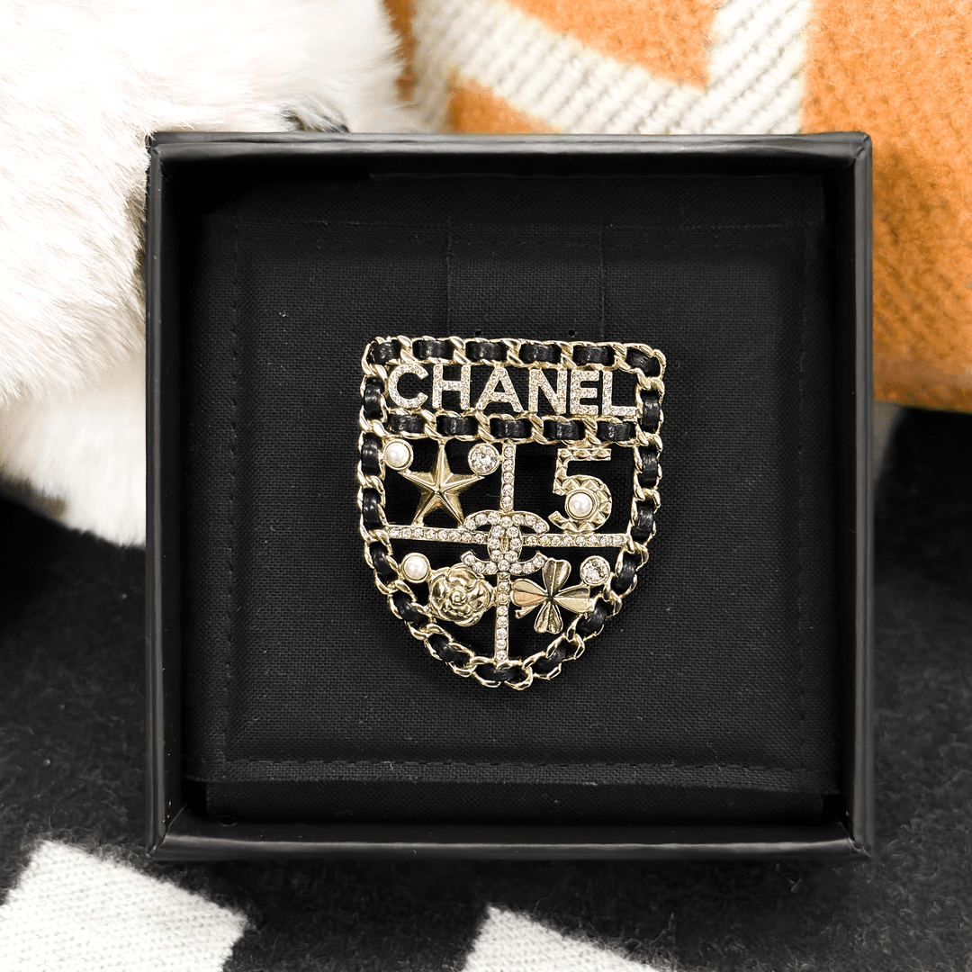 99新 Chanel/香奈儿 黑金皮穿链条盾牌胸针