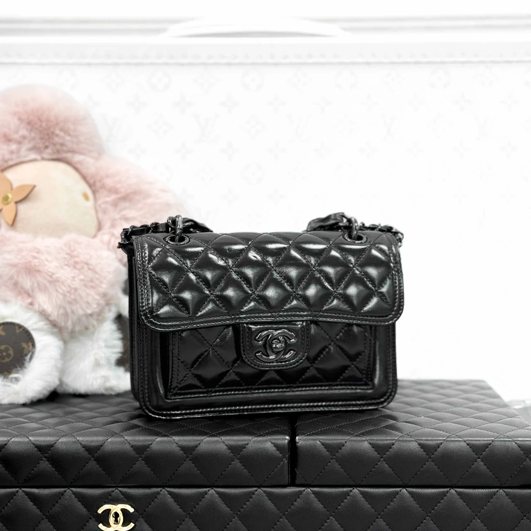 99新 Chanel/香奈儿  23K so black褶皱牛皮亮面邮差包，口盖包