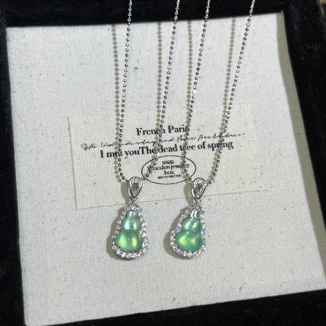 天然玛瑙冰透晴水绿葫芦吊坠多样性发货