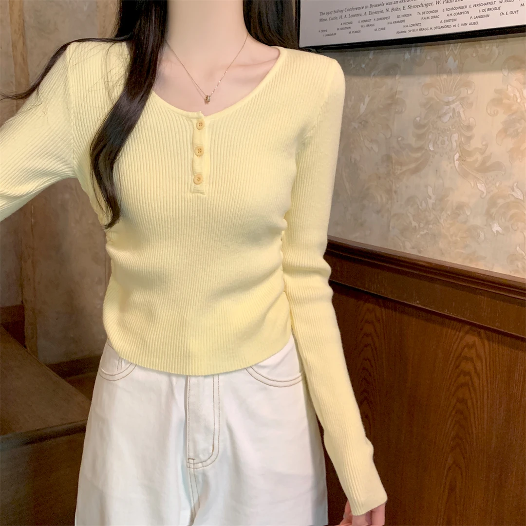 多巴胺V领黄色针织毛衣女2025春季肌理感修身纯欲上衣纽扣打底衫