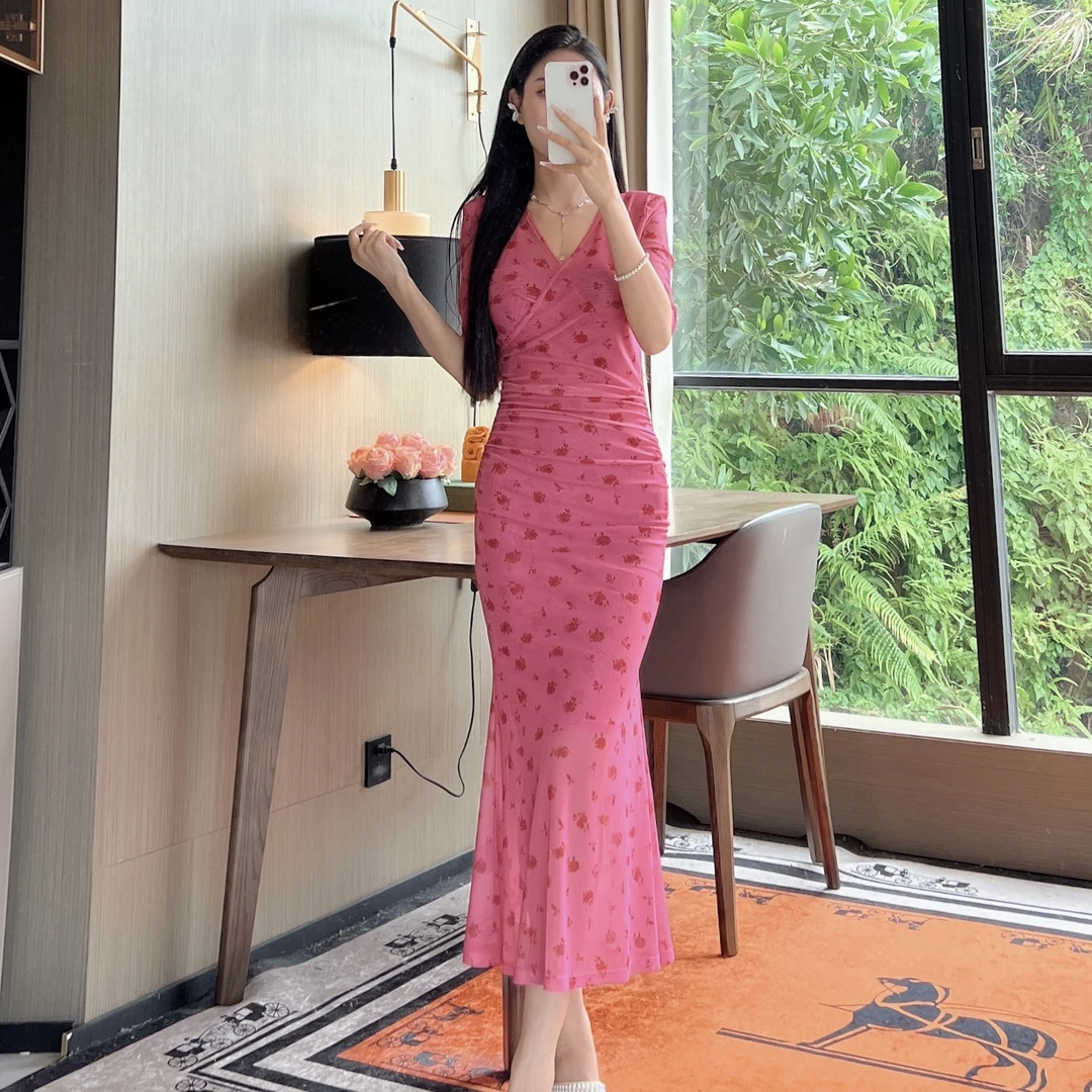 气质女人味轻奢V领中袖树莓粉花显瘦修身包身时尚百搭鱼尾连衣裙