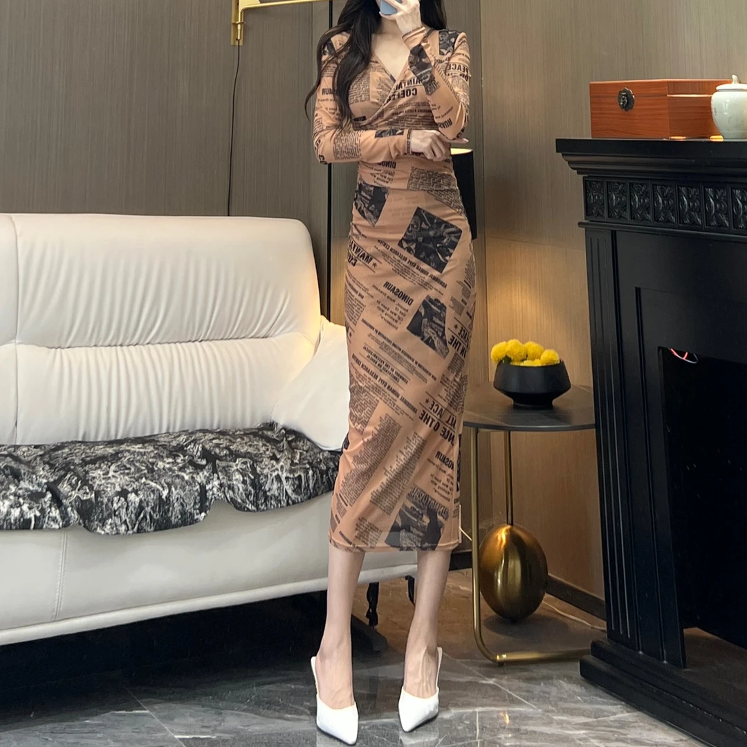轻奢气质女人味V领长袖报纸印花显瘦包身修身时尚百搭连衣裙长款