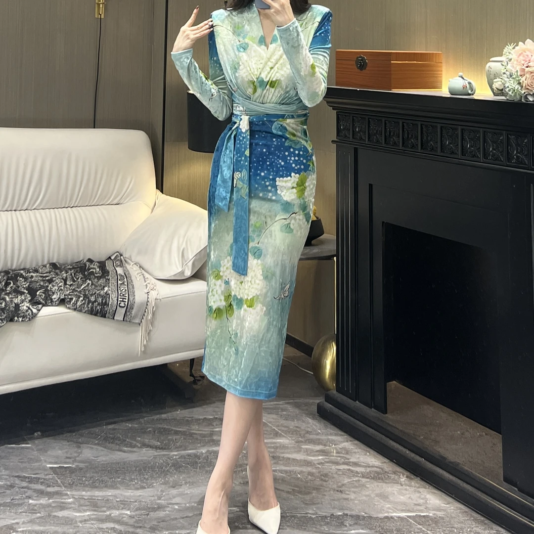 轻奢气质女人味V领长袖丝绒定位花空悠花芯绑带收腰百搭连衣裙
