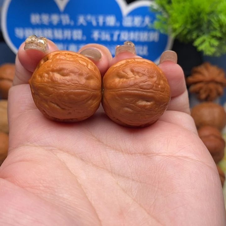 文玩核桃把件刘**昂绣球