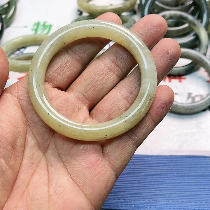 和田玉手镯未镶嵌文**荷