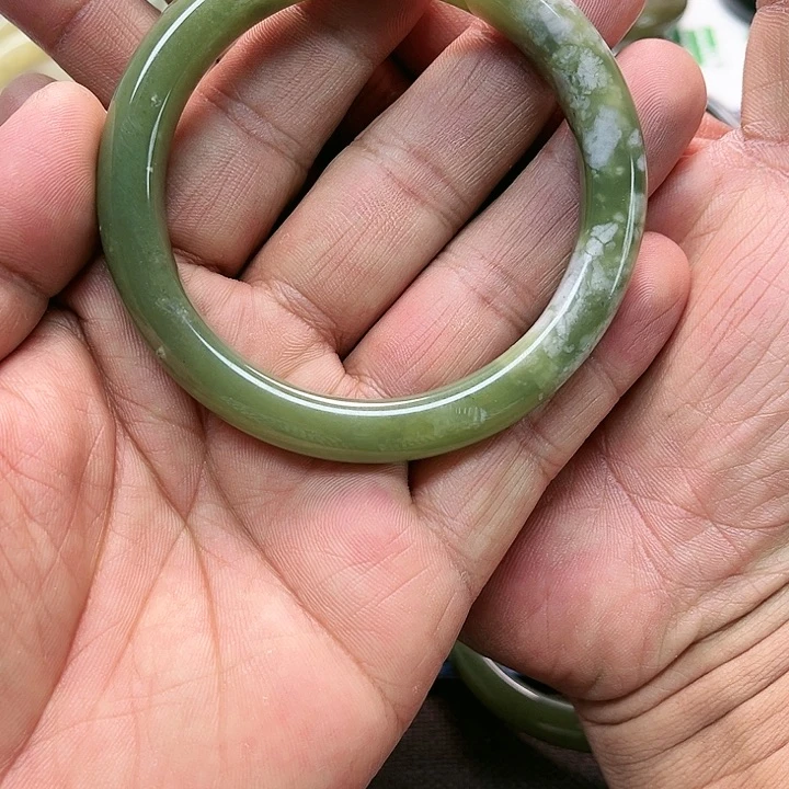 和田玉手镯未镶嵌大***舞