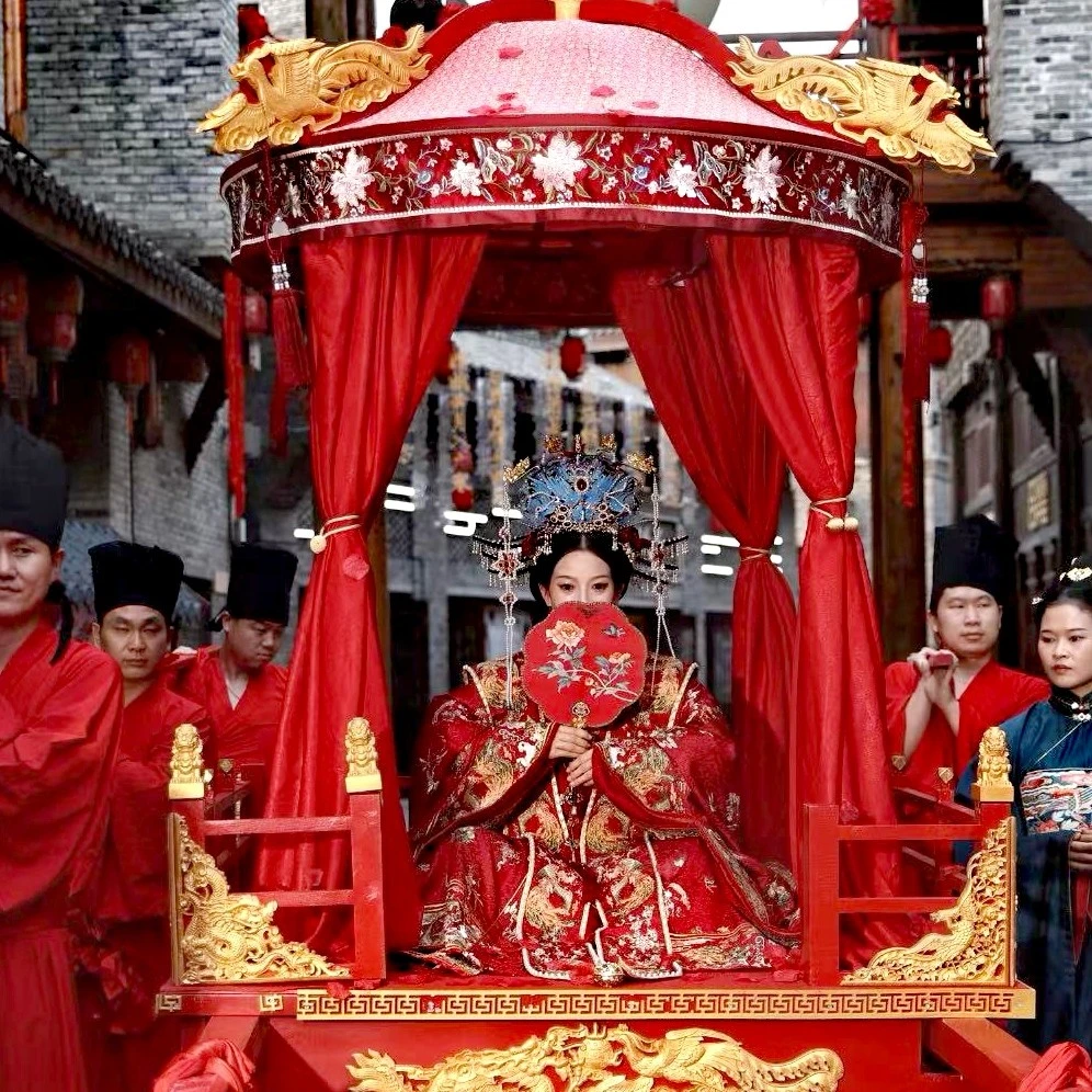 圆顶网红汉婚步撵明制婚礼凤撵花轿八抬十六抬木雕描金箔高端步撵