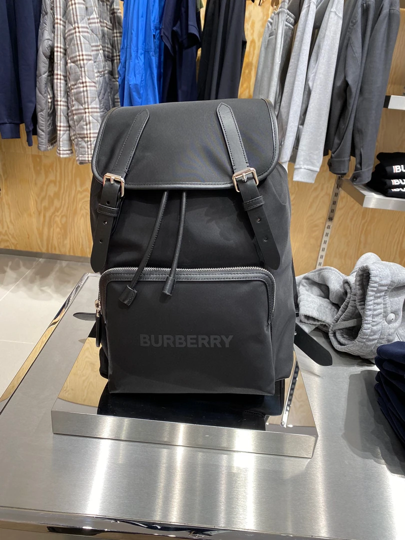 全新未使用 BURBERRY/博柏利 双肩包 搭扣翻盖抽绳 男女同款