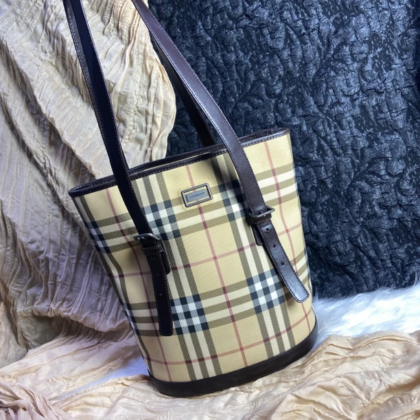 95新 BURBERRY/博柏利 博柏利格纹水桶单肩包