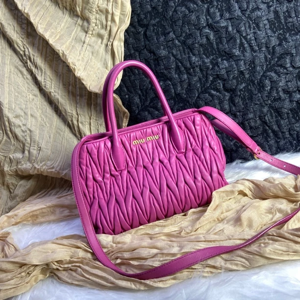 95新 MIU MIU/缪缪 缪缪粉色小号褶皱菜篮子斜挎包