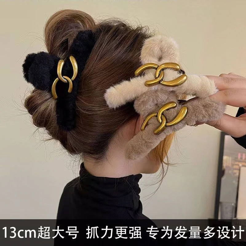 2023新款冬季可爱波西米亚风格大号双CC毛绒抓夹女发量多毛毛抓夹