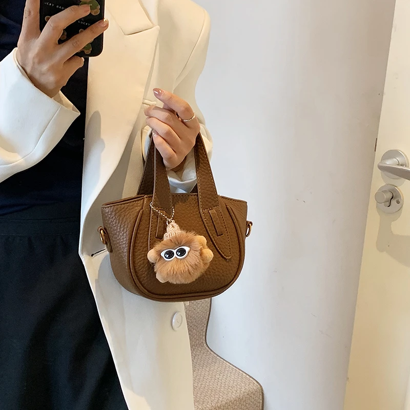 高级感单肩斜挎小包包女四季新款荔枝纹水桶包潮复古菜篮子小拎包