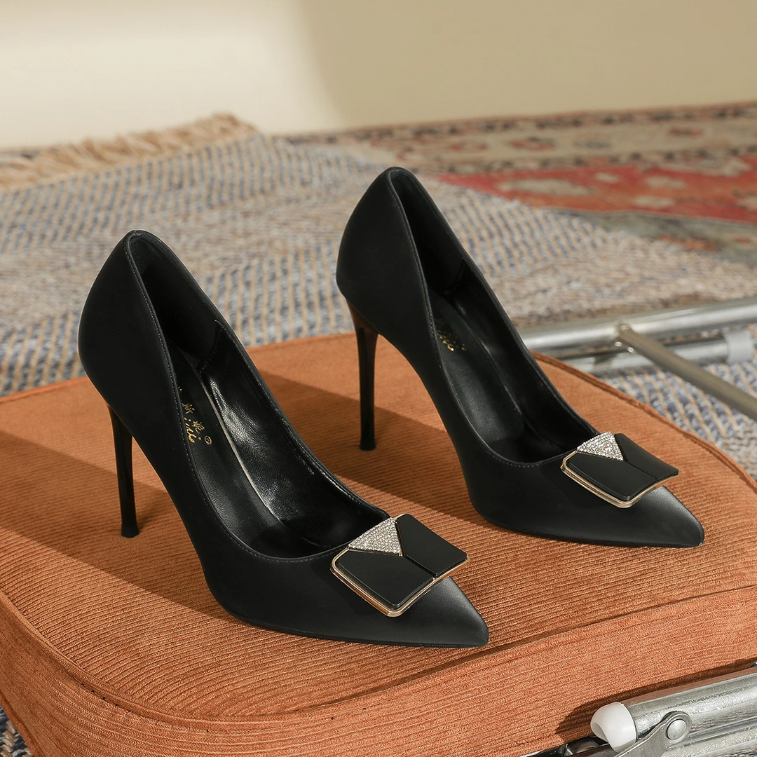 小码313233方扣尖头法式高跟鞋2024新款通勤优雅单鞋女大码41一43