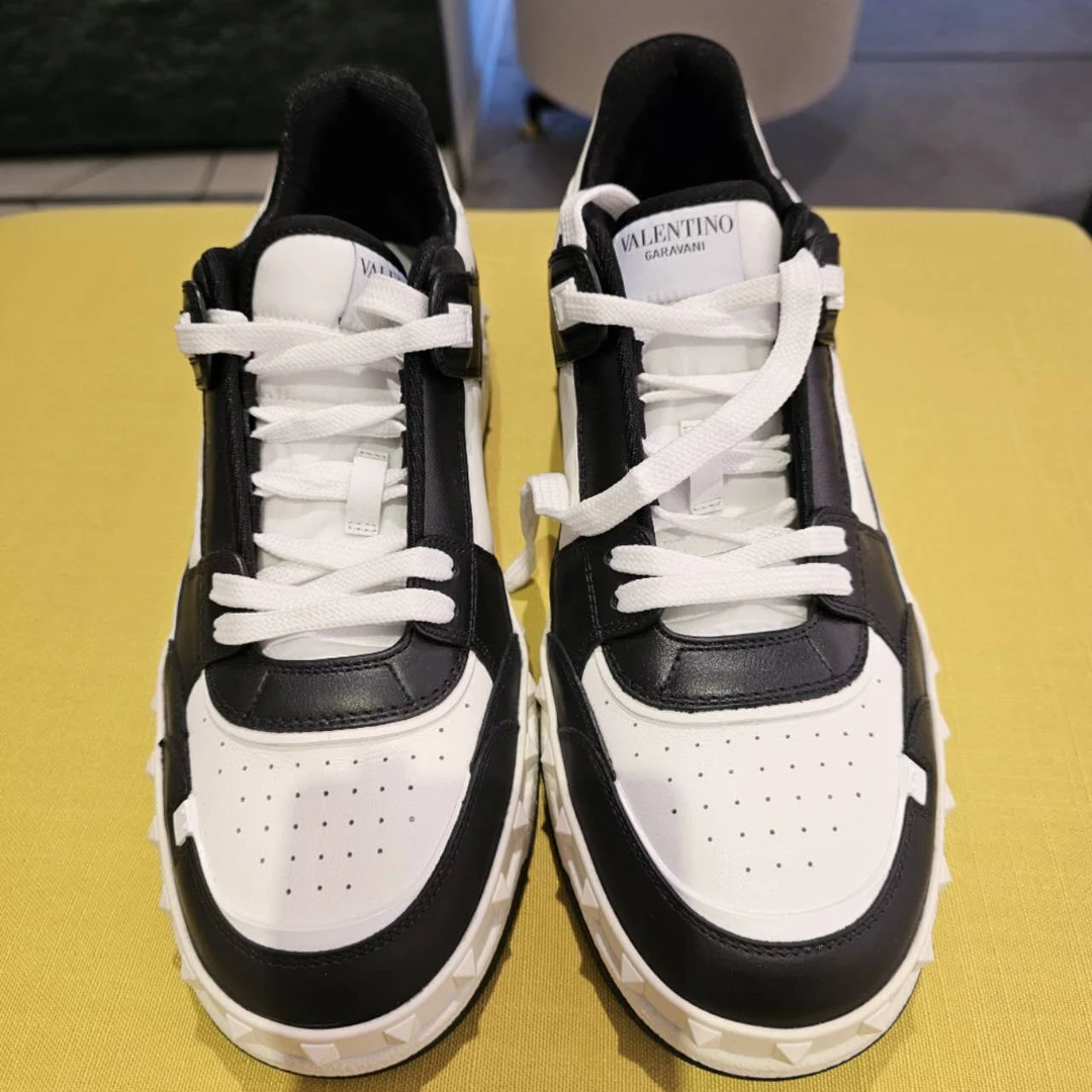 全新未使用 Valentino/华伦天奴 华伦天奴 黑白拼色鞋子