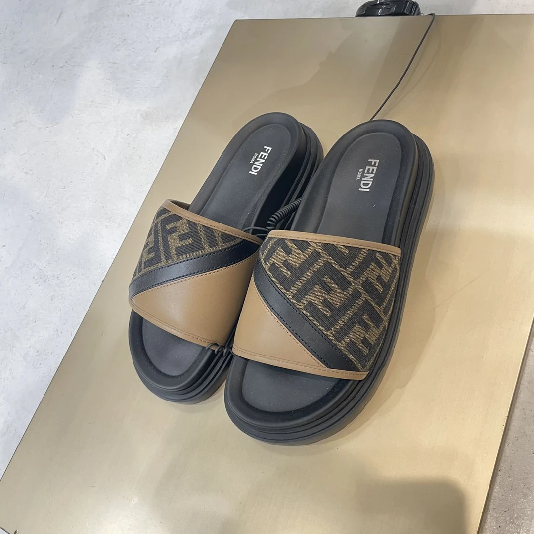 FENDI/芬迪Fendi 芬迪老花凉鞋