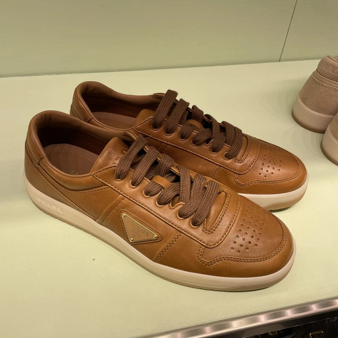 全新未使用 Prada/普拉达 Prada 金属三角标志 低帮板鞋 棕色