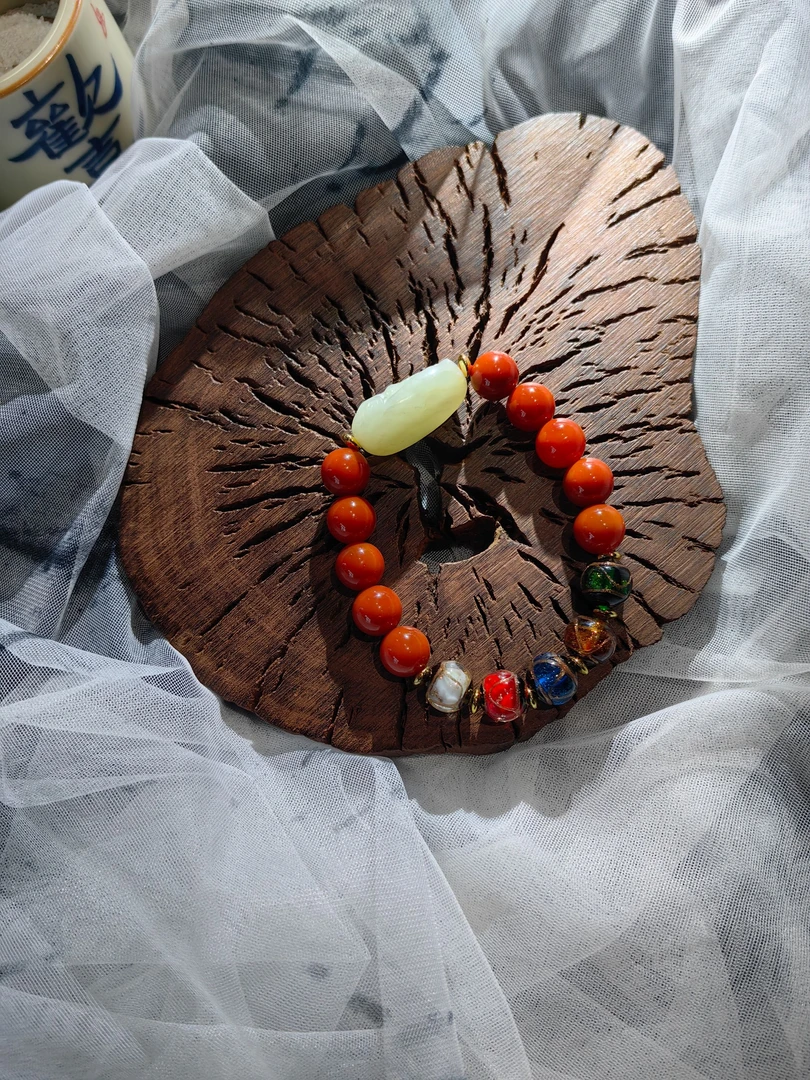 【五福】和田白玉随型财神10mm牛血红手串-C500017