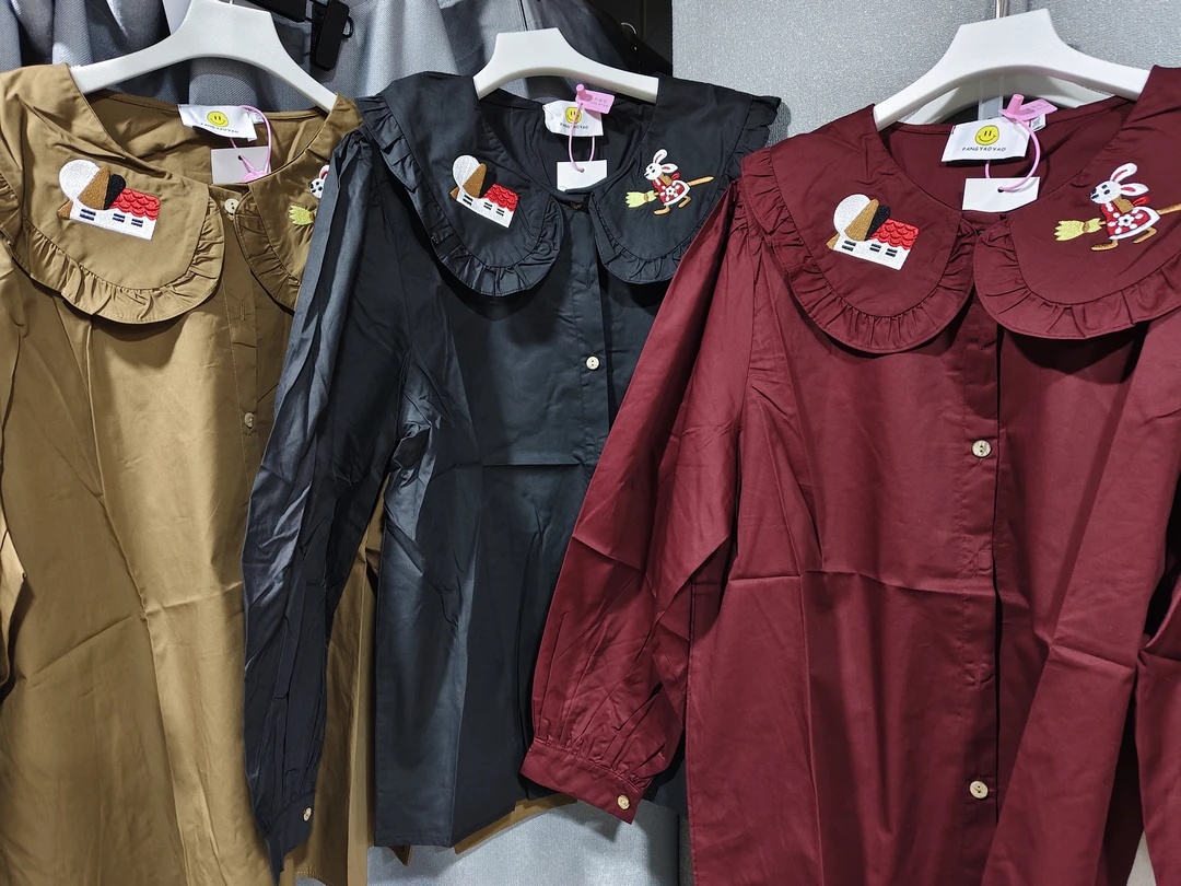 胖瑶瑶家斜纹棉布刺绣木耳边小娃娃领衬衫