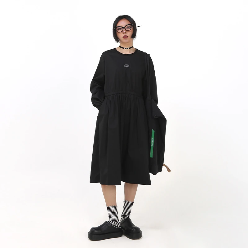 嬉游记原创2023秋新款赫本风黑色长袖连衣裙女高级感收腰气质长裙