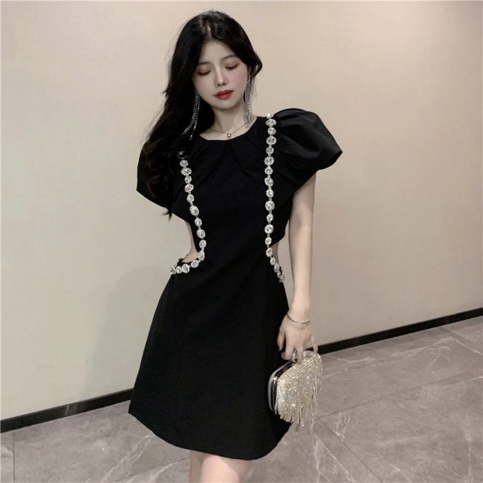 连衣裙女装显瘦气质时尚夏季潮流收腰洋气针织v领小黑裙甜美裙子